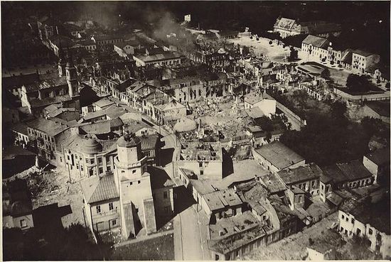 Вид с высоты птичьего полета на разбомбленный центр города (1 сентября 1939)