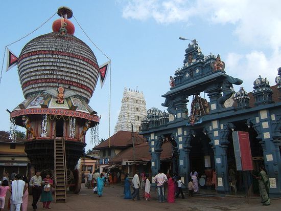 Храм Кришны в Удупи; слева — храмовая ратха, используемая во время религиозных фестивалей.