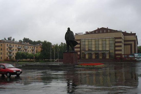 Памятник Ленину на центральной площади города