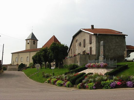 Церковь Фрембуа и памятник павшим.