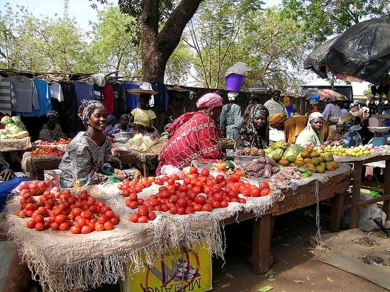 Рынок Сикасо. Местные женщины торгуют помидорами, орехами, и одеждой Second-Hand