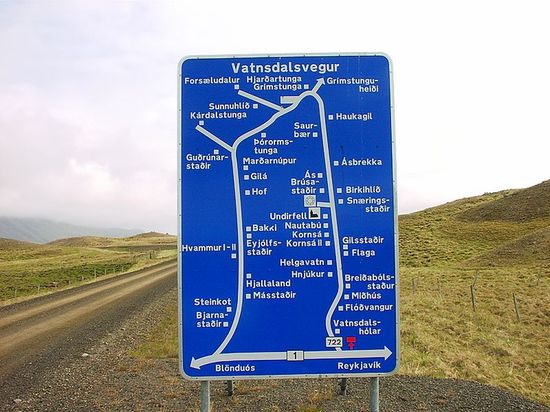 Типичный исландский дорожный указатель