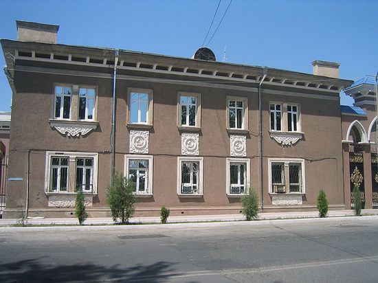 Здание администрации города Турсунзаде