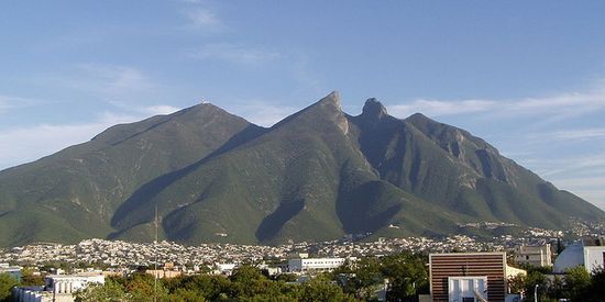 Cerro de la Silla, самая узнаваемая достопримечательность города.