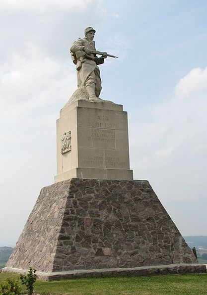 Монумент Первой мировой войны на высоте Ле-Леомон в окрестностях Витримона.