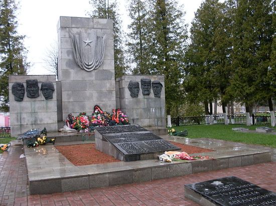Военное кладбище. Мемориал на могиле 63 советских воинов-освободителей Шумилинщины