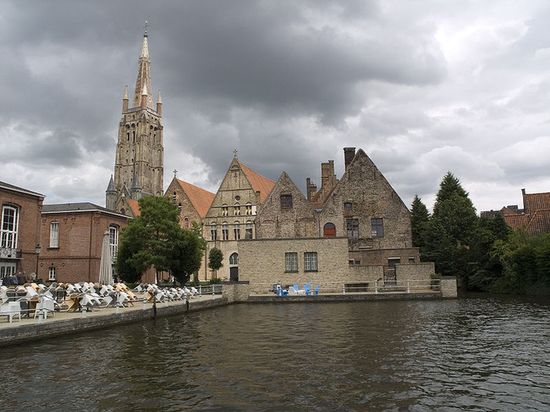 Канал   (на заднем плане башня церкви Богоматери)