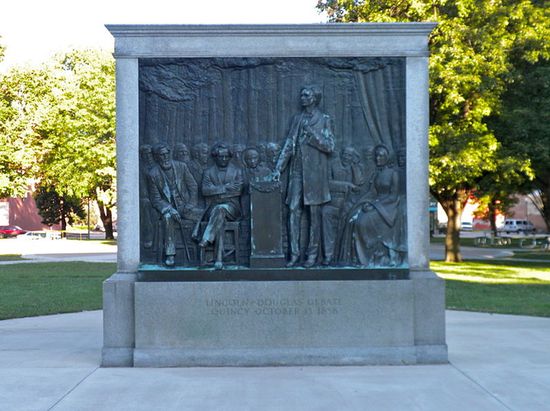 Монумент, установленный в честь знаменательного события города — предвыборных дебатов С. Дугласа и А. Линкольна (1880)