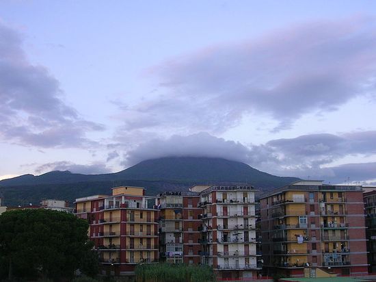 Торре-дель-Греко и вулкан Везувий