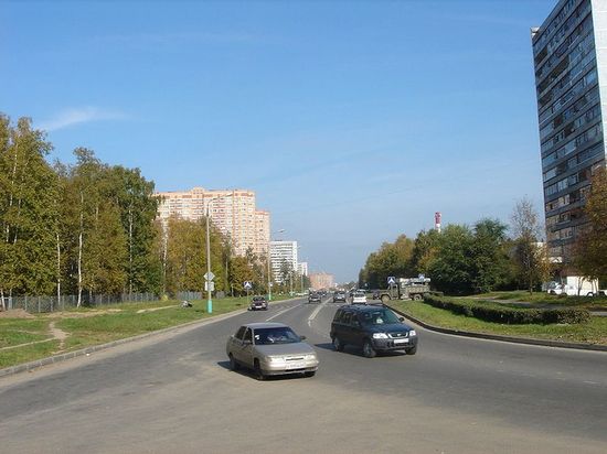 начало Октябрьского проспекта, главной проезжей улицы города
