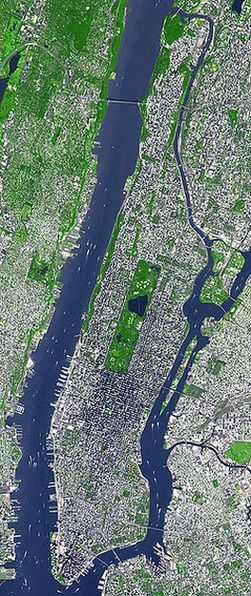 Спутниковый снимок Манхэттена. На западе протекает река Гудзон, с востока Ист-Ривер. В центре острова расположен Центральный парк.