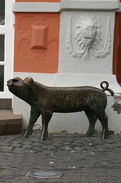 Бронзовая скульптура на рыночной площади
