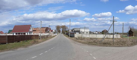 Улица Монастырская на южной окраине деревни