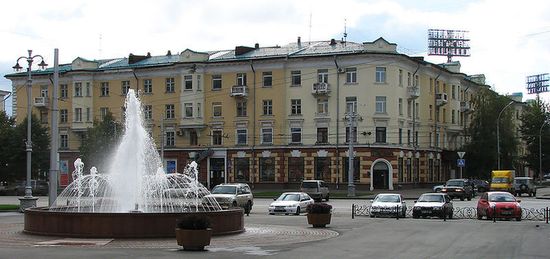 Советский проспект, фонтан у развлекательного центра «Континент»