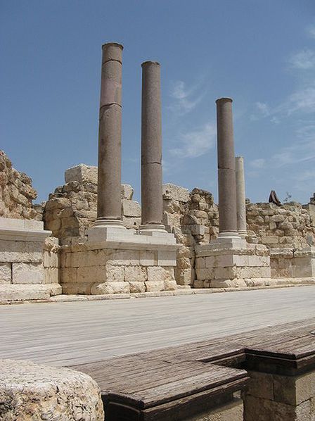 Сцена древнего амфитеатра.