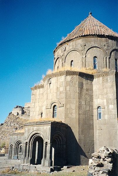 Армянский храм X века Сурб Аракелоц превращенный в мечеть Кюбмет Джамии заменой креста на полумесяц