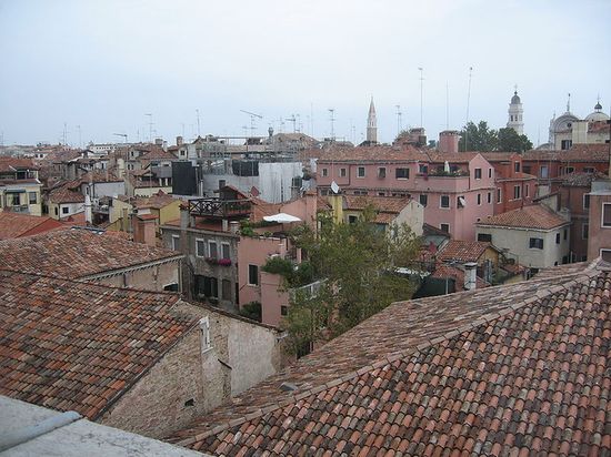 Крыши и балконы венецианских домов. Вид из Дворца дожей