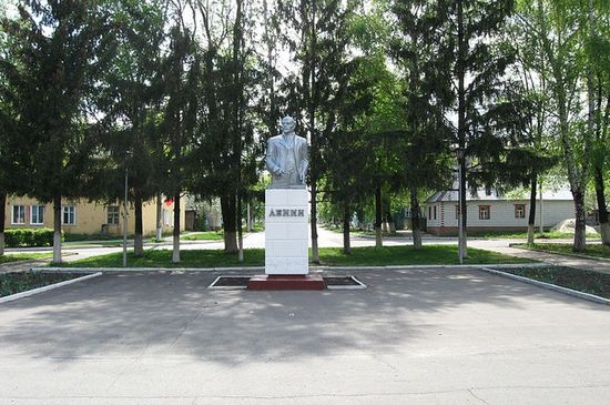Памятник Ленину на центральной площади