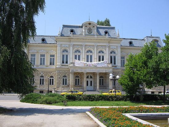 Исторический музей города. В прошлом — Районное управление, первая административная сграда Болгарии).