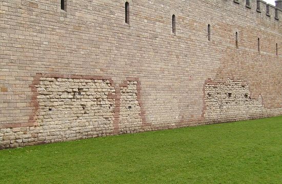 Остатки римской кладки в стене замка Кардифф