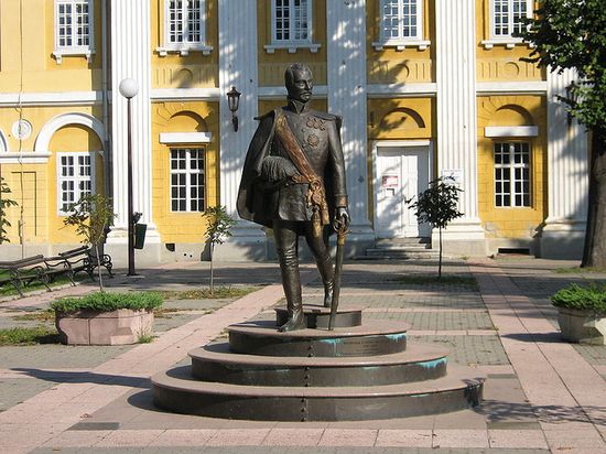 Статуя Стефана Шупликца перед болницей