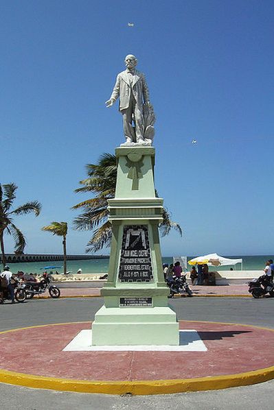 Памятник основателю города — Хуану Мигелю Кастро (на заднем плане пирс, уходящий в Мексиканский залив на 6,5 км.)