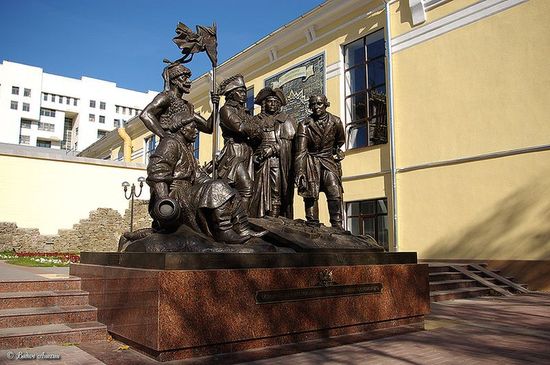 Памятник основателям крепости им. Димитрия Ростовского