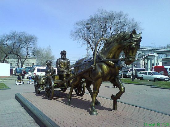 Памятник, установленный на привокзальной площади и посвященный первым переселенцам