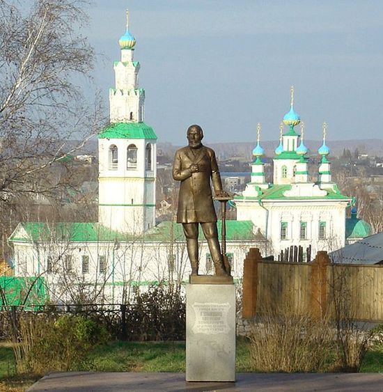 Памятник купцу Алексею Губкину. Позади — Преображенский собор
