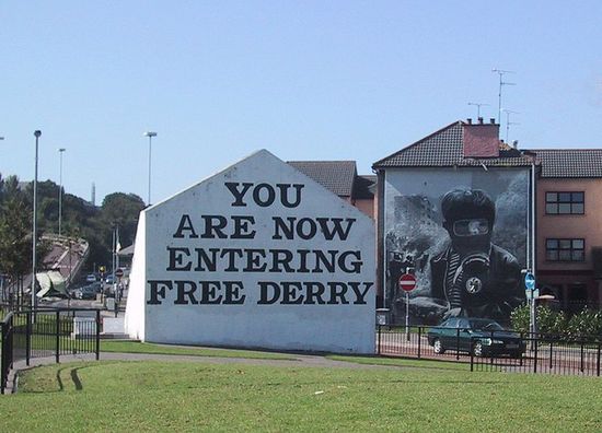 Историческое регулярно подновляемое граффити: «Вы прибываете в свободный Дерри».Было создано в 1969 во время марша за гражданские права, переросшего в крупные столкновения с полицией, после которых на территорию Северной Ирландии были введены войска Великобритании.
