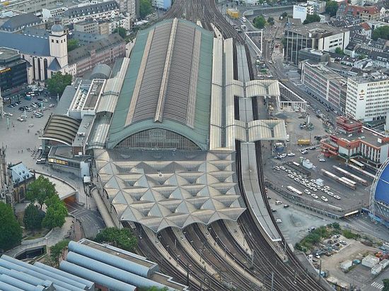 Вид на Железнодорожный вокзал с колокольни Кёльнского собора