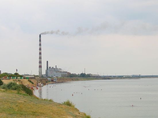 Вид на городской пляж, озеро и завод ОАО «Алтайхимпром»