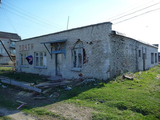 Полуразрушенное здание бывшей почты.