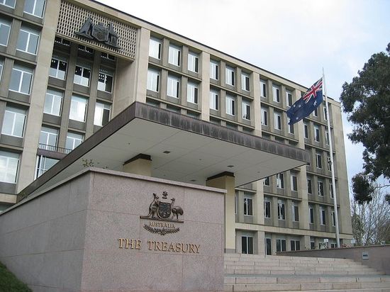 Многие жители Канберры работают в правительственных учреждениях, например, в Казначействе Австралии.