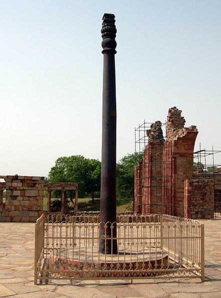 Перенесённая из Матхуры в Дели древняя железная колонна.