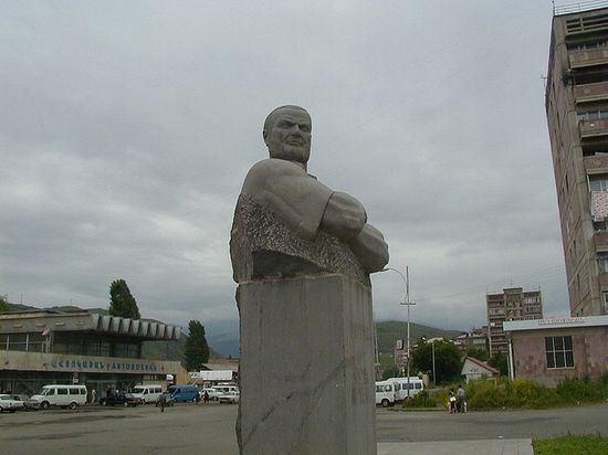 Статуя Вазгена Саргсяна