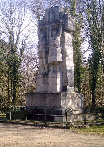 Монумент Круа-де-Карно в память павшим в битве при Буа-ле-Претр (скульптор Эмиль Жюст Башле, 1923).