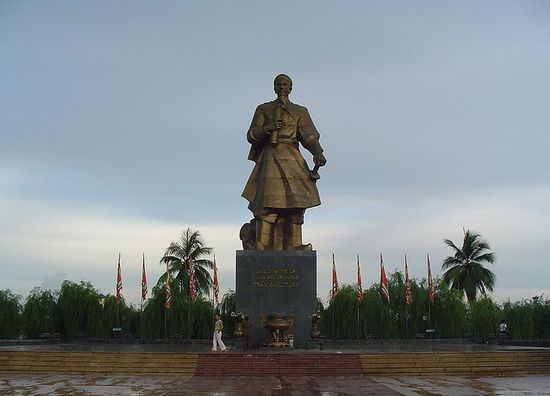 Памятник Чан Хынг Дао в Намдине