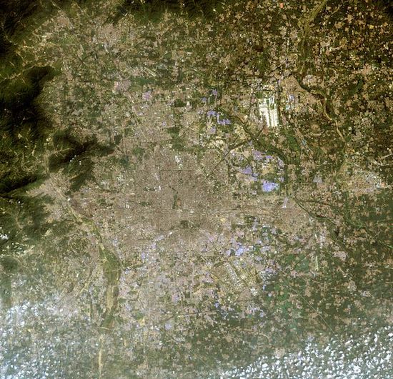 Снимок Пекина, сделанный спутником NASA Landsat 5 (8.08.2010).