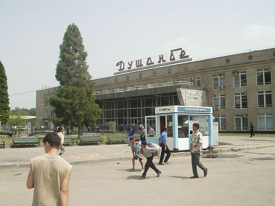 Здание вокзала в Душанбе