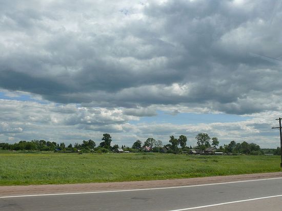 Вид на деревню с автодороги В. Новгород—Шимск