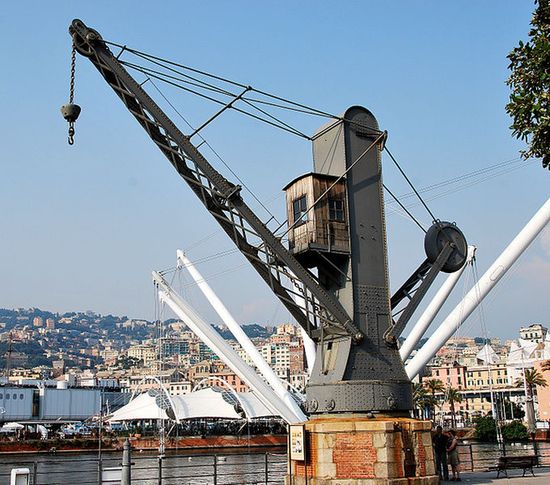 Старинный портовый кран на набережной Генуи