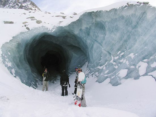 Искусственная пещера в леднике Мер-де-Гляс