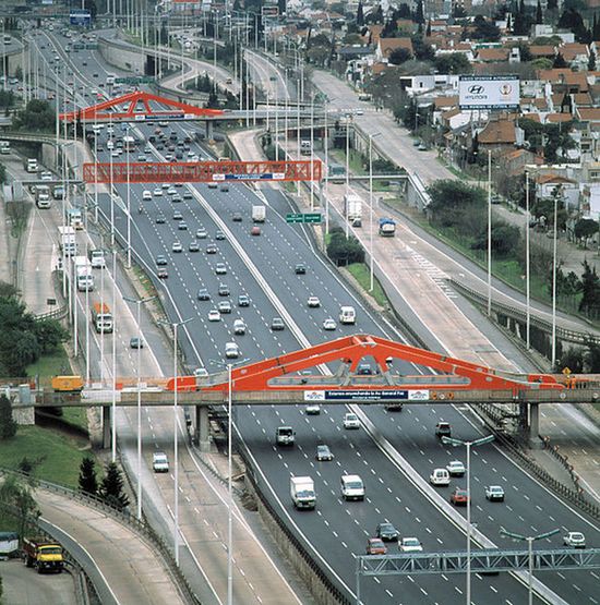 Шоссе Avenida General Paz, основная транспортная магистраль между городом и провинцией Буэнос-Айрес.