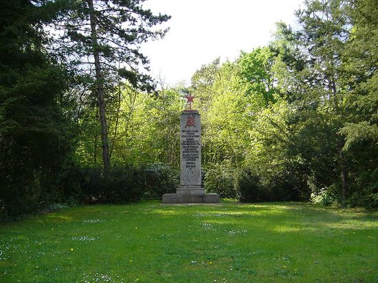 Советские памятник и кладбище на ул. Hohe Kiefer