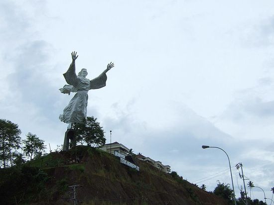 Статуя «Христос над Манадо»
