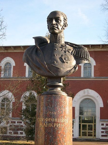 Памятник Е. Ф. Канкрину перед зданием Лисинского лесного колледжа