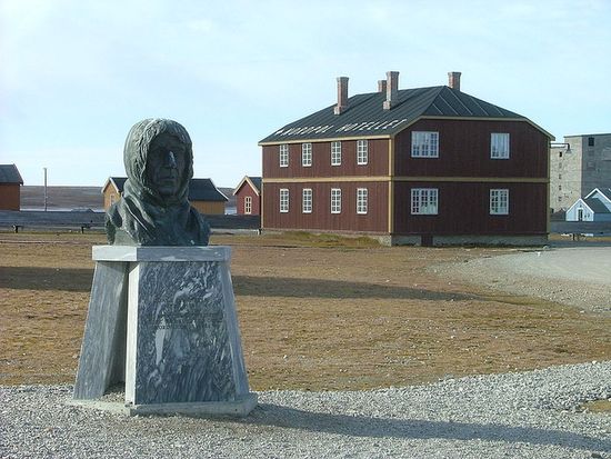 Памятник Руалю Амундсену и отель   «Северный полюс» в Ню-Олесунне