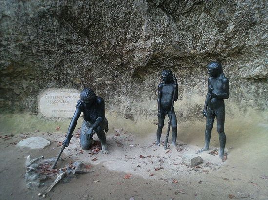 Реконструкция облика неандертальцев в пещере, где были обнаружены их останки