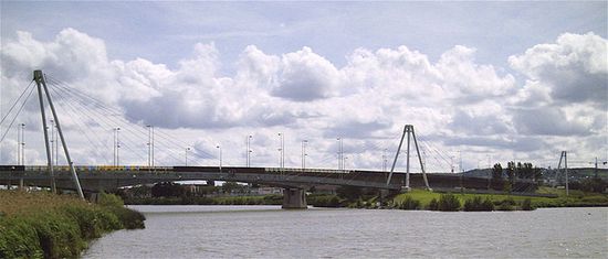 Один из двух мостов через Мёрт, соединящих Томблен и Нанси.